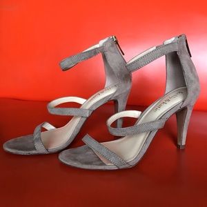 Kelly & Katie 3in heels in taupe, size 6